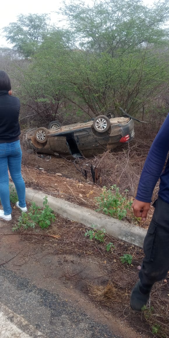 CARRO PERDE CONTROLE E CAPOTA EM CURVA, PRÓXIMO A SOSSEGO