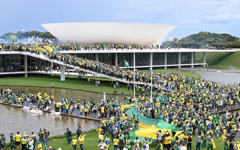 GRUPO FURA BLOQUEIO E INVADE CONGRESSO, PLANALTO E STF