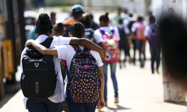 VIOLÊNCIA NAS ESCOLAS: COMO FALAR COM CRIANÇAS E ADOLESCENTES