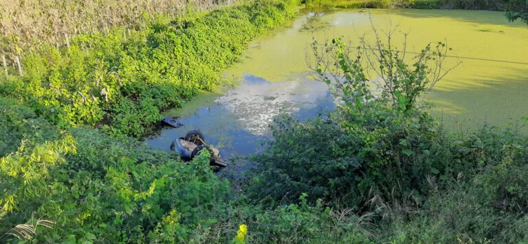 CARRO CAI EM BARREIRO E DEIXA DOIS MORTOS EM BARRA DE SANTA ROSA